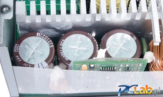 Trzy główne kondensatory japońskiej firmy Nippon Chemi-Con (180 uF, 450 V), które mogą działać poprawnie w temperaturze do 105°C