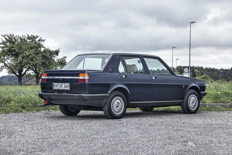 Z przodu Alfa Romeo, natomiast z tyłu wypadek – klinowy kształt nadwozia nie pozwalał kiedyś na spontaniczne zakochanie się w tym samochodzie. Dzisiaj połączenie klasycznej techniki z nowoczesną formą karoserii wygląda już nieco dziwacznie