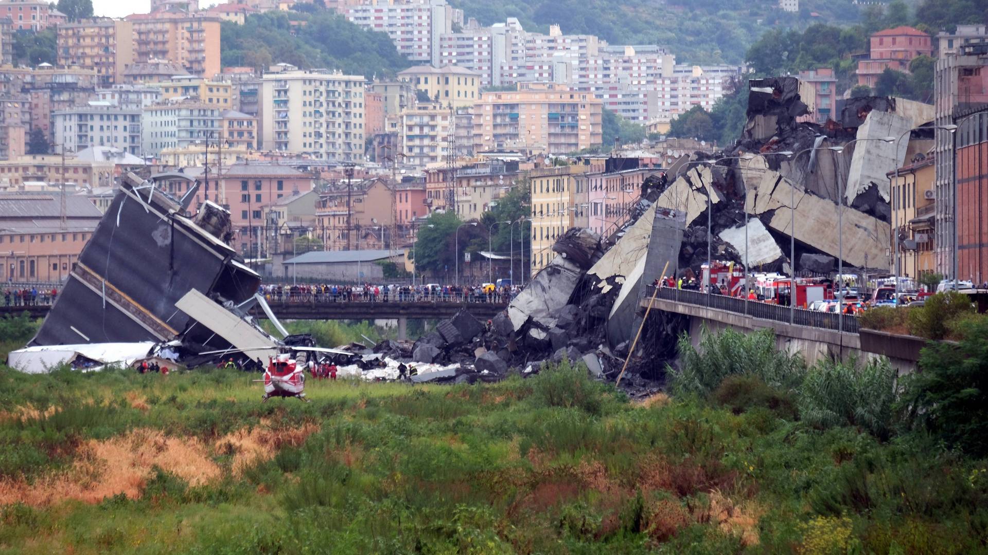 Najstrašnija slika srušenog mosta u Italiji pokazuje pravu razmeru jezive nesreće