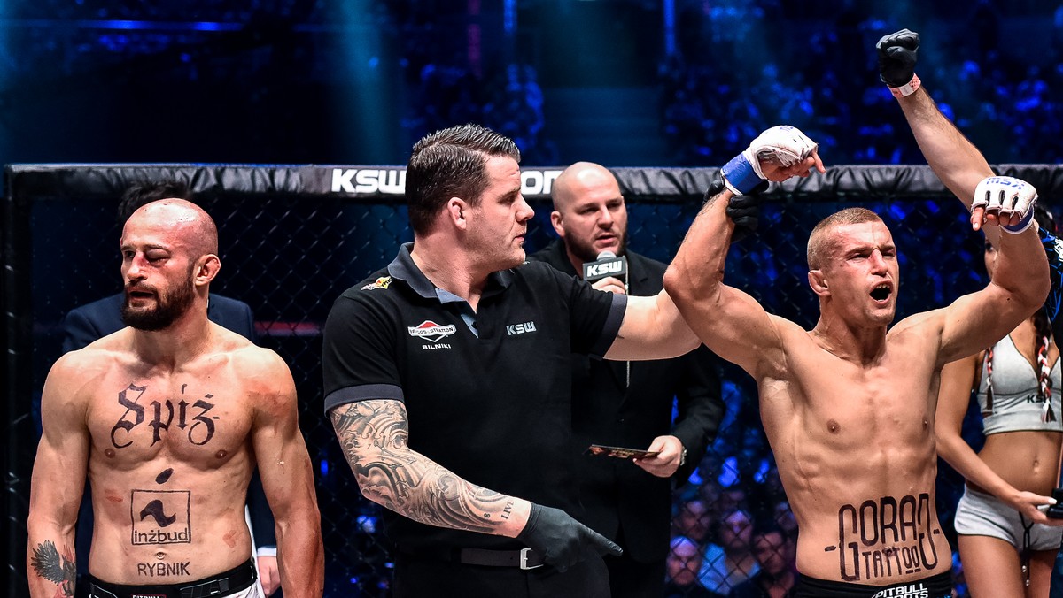 Wielka wojna na słowa zakończyła się bitwą w klatce i zmianą mistrza KSW w kategorii piórkowej. Na gali KSW 37 Marcin Wrzosek pokonał przed czasem Artura Sowińskiego i odebrał mu pas. Zdetronizowany "Kornik" nie chciał przerywać walki, ale sędzia widząc jego rozciętą głowę i spuchnięte oko zakończył pojedynek. Po gali Sowiński w rozmowie z dziennikarzami nie krył rozczarowania werdyktem, a także częściowo decyzją sędziego. "Kornik" podkreślał też jednak, że nie zamierza się załamywać, zamiast tego ma plan na odzyskanie pasa.