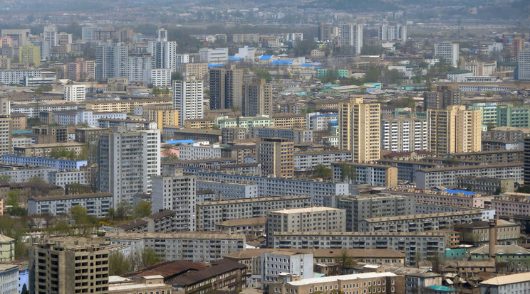 Egy 2011-ben készült kép Phenjan lakó- és gyárépületeiről (Illusztráció) /Fotó: AFP