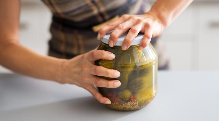 Ezzel könnyen lecsavarhatod a befőttesüvegről a makacs kupakot Fotó: Getty Images