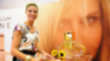 Heidi Klum całuje swoje perfumy