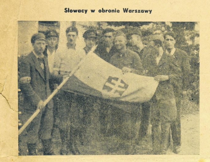 Zdjęcie z powstańczej gazety „Warszawa Walczy”. Żołnierze plutonu 535. AK ze sztandarem, stoją piąty od lewej Josef Tamaradze, ósmy od lewej w furażerce, ppor. Mirosław Iringh „Stanko” (trzyma górny róg płata sztandaru)