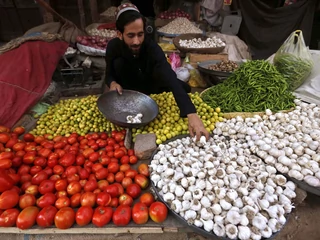 Pakistan pożycza i stara się uratować swoją gospodarkę