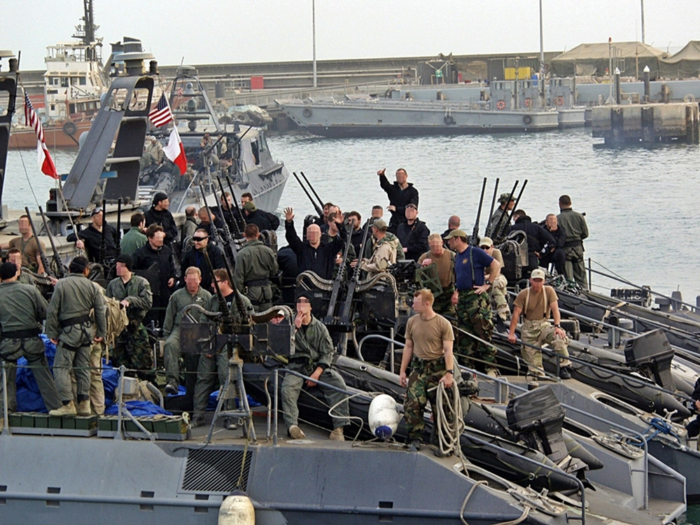 Polscy komandosi przed wyruszeniem do Umm Kasr