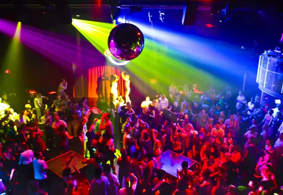 10 sytuacji z klubu dla gejów, które są zaskakujące dla każdego heteroseksualisty