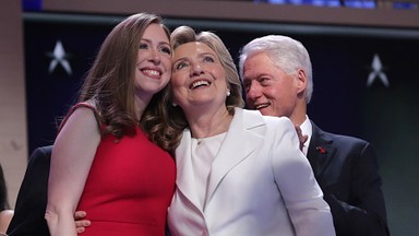 Dorastała na oczach całego świata, a jej historia stała się inspiracją dla filmu. Co słychać u Chelsea Clinton?