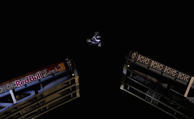 Red Bull X-Fighters: backflip na londyńskim Tower Bridge