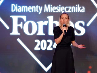 W tym roku firmy wreszcie mogą z większym optymizmem patrzeć w przyszłość. – Przez ostatnie 3 lata rozmawialiśmy głównie o plagach, które dręczą polski biznes. Zaczynając od pandemii, później wojna w Ukrainie, w końcu inflacja, drożejące kredyty. Mam wrażenie, że w tym roku troszeczkę będziemy więcej rozmawiać o nowym otwarciu – mówiła Katarzyna Dębek, redaktor naczelna „Forbes Polska”, w rozmowie przeprowadzonej za kulisami Diamentów Forbesa. Zwróciła uwagę, że w tym roku „Forbes” wybrał diamenty diamentów. – Bo to są wszystkie firmy, które przetrwały te plagi, które były na tyle elastyczne, na tyle sprawne, że poradziły sobie ze wszystkimi przeciwnościami – dodała.
