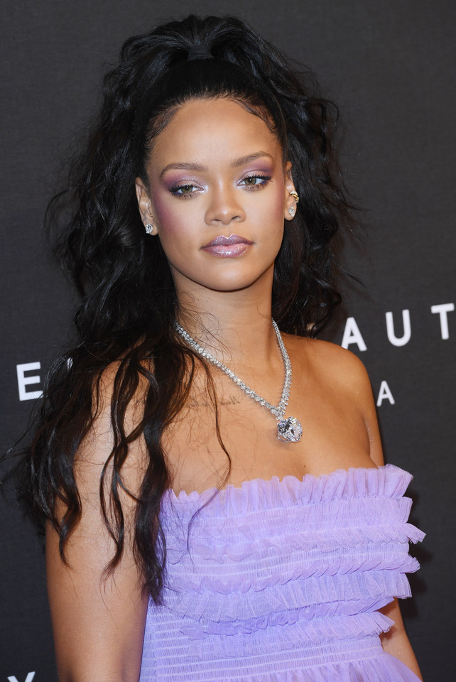 Rihanna w dziewczęcej stylizacji na imprezie w Londynie