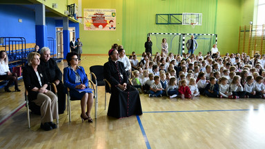 Biskup przyjechał do szkoły na Mazowszu. Dzieci zaśpiewały dla niego piosenkę