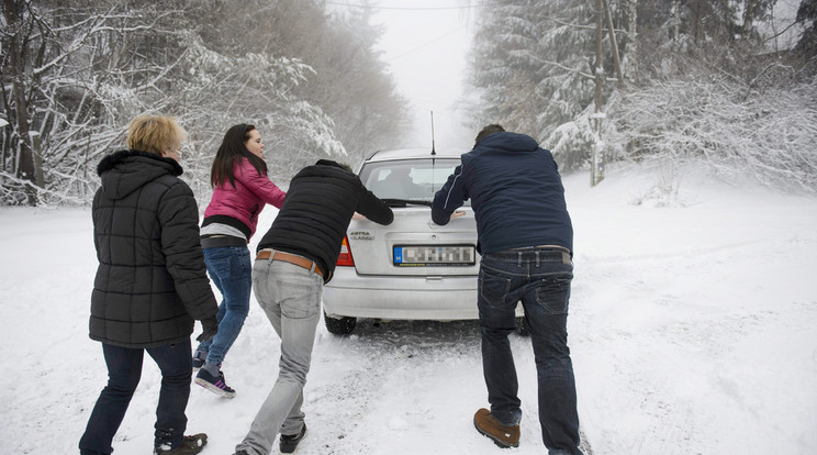 Mátraszentimrén már a havazás
első hulláma és a jégpályává váló
utak is gondot okoztak
az autósoknak /Fotó: MTI Komka Péter
