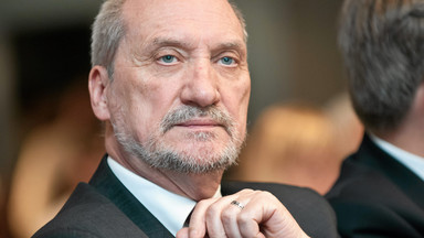 Macierewicz prezentuje nowe zdjęcia, które mają wskazywać na wybuch na pokładzie tupolewa