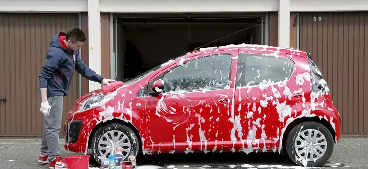 Czy można myć auto na własnej posesji? Sprawdziliśmy przepisy w największych miastach