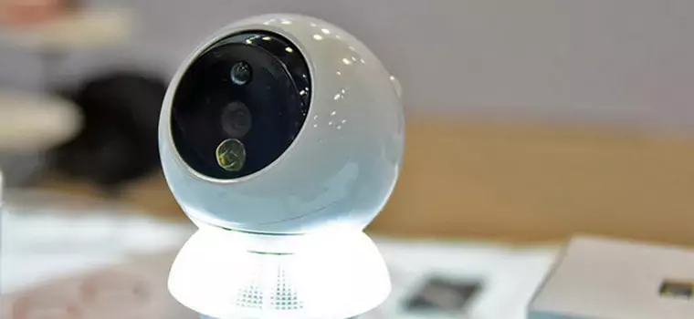 Atom AR2 - kamera do monitoringu zasilana z gniazda żarówek