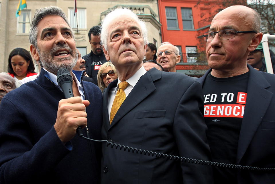 George Clooney protestuje wraz z ojcem przeciwko rządom Omara Al-Bashira
