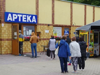 Od 2017 roku ubyło 1,2 tys. placówek aptecznych. Na zdj.: klienci apteki zachowują odległość w związku z przepisami pandemicznymi, 8.09.2020