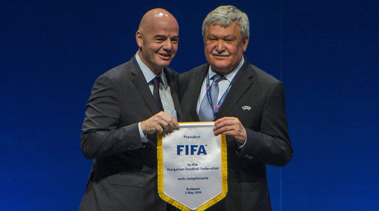Az UEFA kongresszusán köszöntötte Csányi Sándor (jobbra) MLSZ-elnök a FIFA-vezért /Fotó: MTI Illyés Tibor