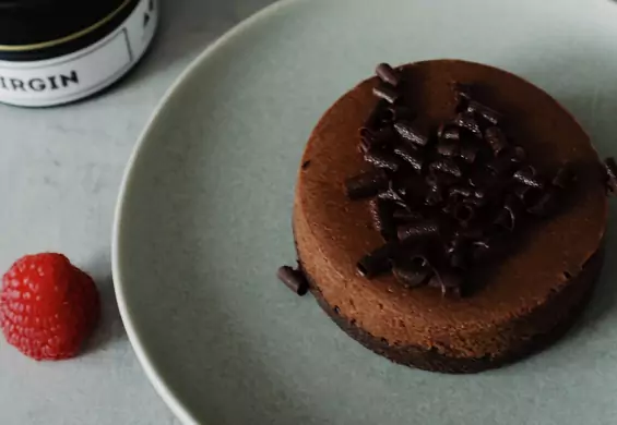 Błyskawiczne ciasto czekoladowe z pięciu składników. Pewnie masz je w lodówce