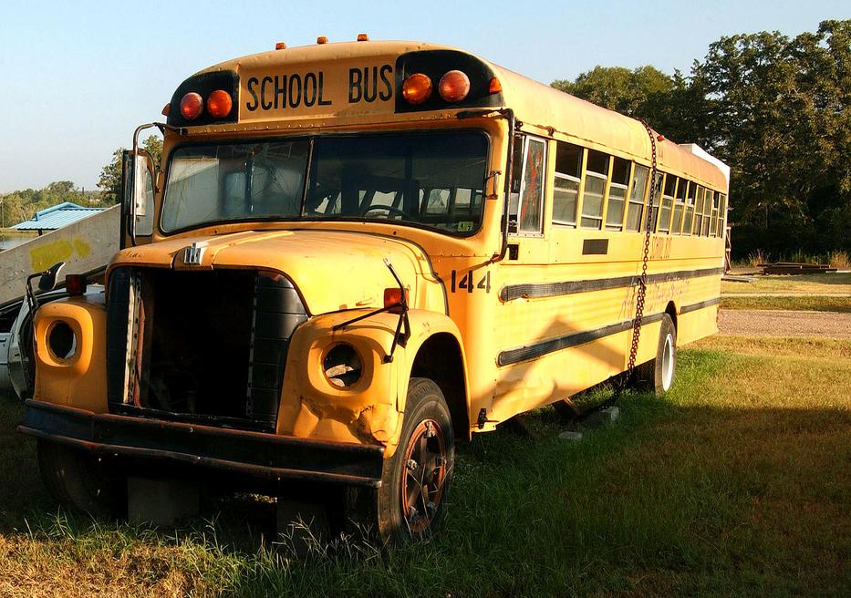 Vettek egy lepukkant iskolabuszt, álomotthont építettek belőle, és bejárják vele az amerikai kontinenst