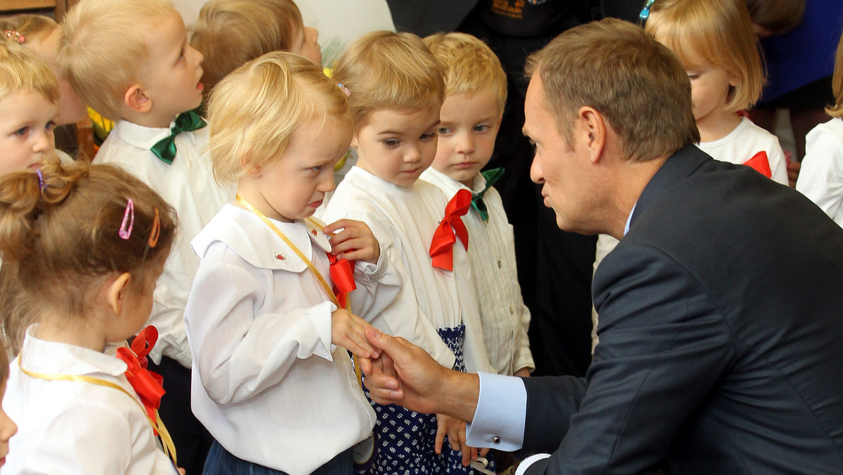 Premier Donald Tusk wziął dzisiaj udział, w Dniu Edukacji Narodowej, w uroczystości pasowania dzieci na przedszkolaków w jednym z warszawskich przedszkoli publicznych.