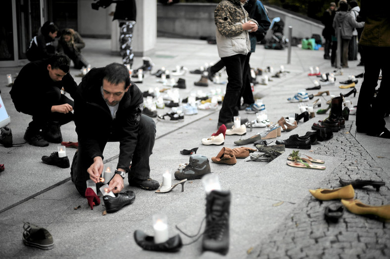 27.10.2009 WARSZAWA, ksiądz Jacek Stryczek podczas akcji ustawiania butów z zapalonymi świeczkami przed wejściem do Giełdy Papierów Wartościowych. akcja została zorganizowana przez Stowarzyszenie 