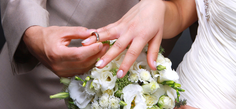 Czy po ślubie trzeba nosić obrączkę na palcu? Ksiądz wyjaśnia