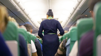 Emeryt wsadził rękę pod spódnicę stewardesy, stanie przed sądem