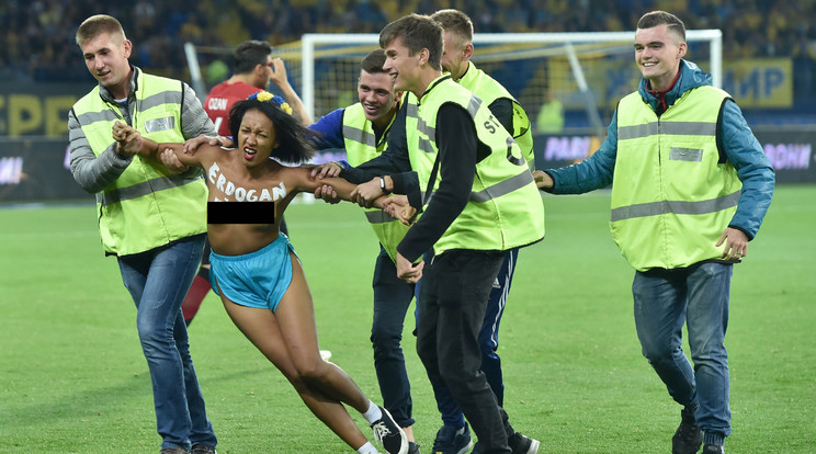 Egy női tüntető zavarta meg a 2018-as FIFA labdarúgó világbajnokság selejtező mérkőzését /Fotó: AFP
