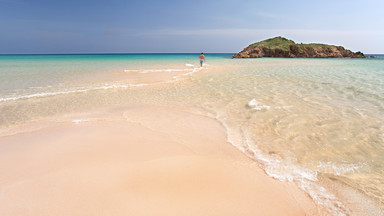 Na plażach Sardynii rozsypano 10 ton piasku zarekwirowanego turystom