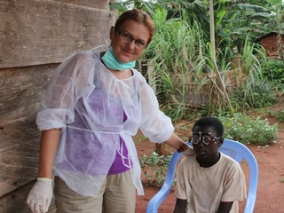 Dr n. med. Iwona Filipecka od 2012 r. bada i leczy oczy w Afryce