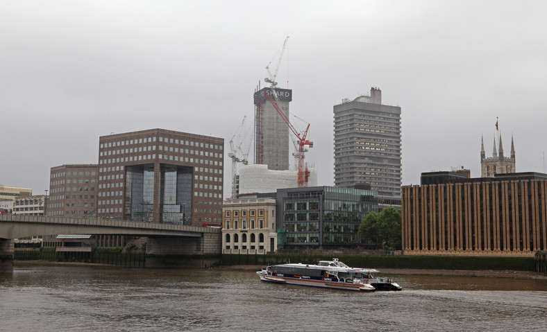 Shard London Bridge ma mieć 305 m (310 m z anteną) i 73 piętra i po ukończeniu w 2012 r. będzie najwyższym budynkiem w Unii Europejskiej.