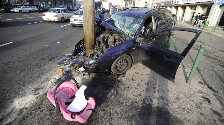 Brutális baleset a Váci úton - Fotó: MTI Mihádák Zoltán