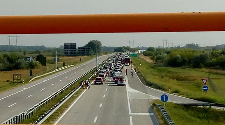 Szerbiában is hasonlóan nehéz a közlekedés.