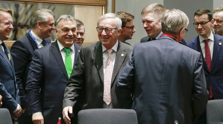 Orbán Viktor a szlovák, a lengyel és a cseh miniszterelnök társaágában tárgyalt Jean Claude Junckerrel, az Európai Bizottság elnökével (középen), és az olasz kormányfővel a külső határok védelméről
/Fotó: MTI