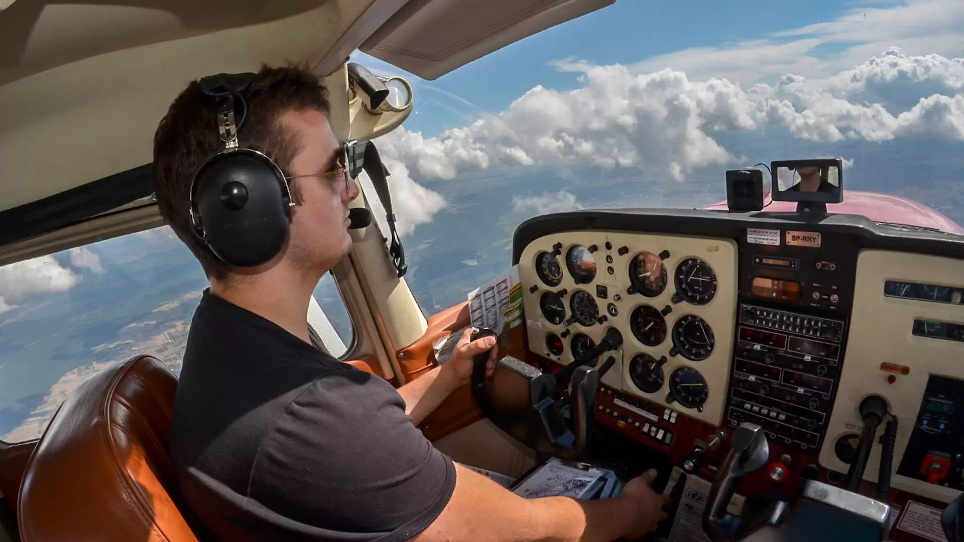 Ma 26 lat i jest pilotem samolotu pasażerskiego. "Zacząłem od symulatora w moim pokoju"