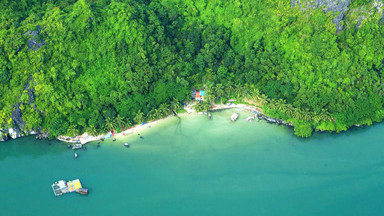 Zatoka Ha Long z lotu ptaka - uruchomiono loty widokowe nad wietnamskim cudem natury