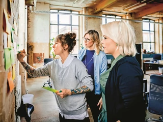 Networking w świecie start-upów zapewniają młodym przedsiębiorcom akceleratory. Studia MBA przydają się potem, na etapie porządkowania struktury firmy