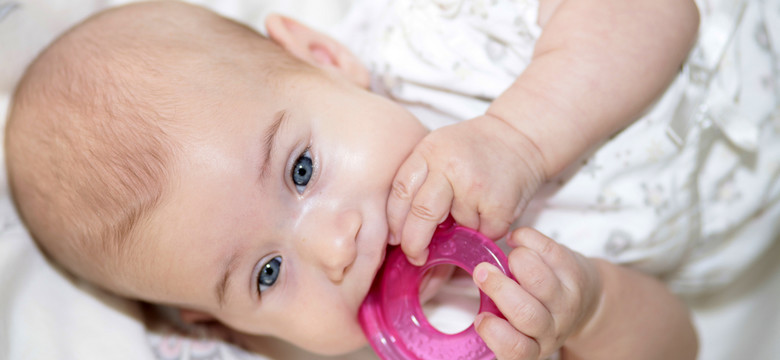 Ząbkowanie niemowląt – objawy, gorączka, pomoc