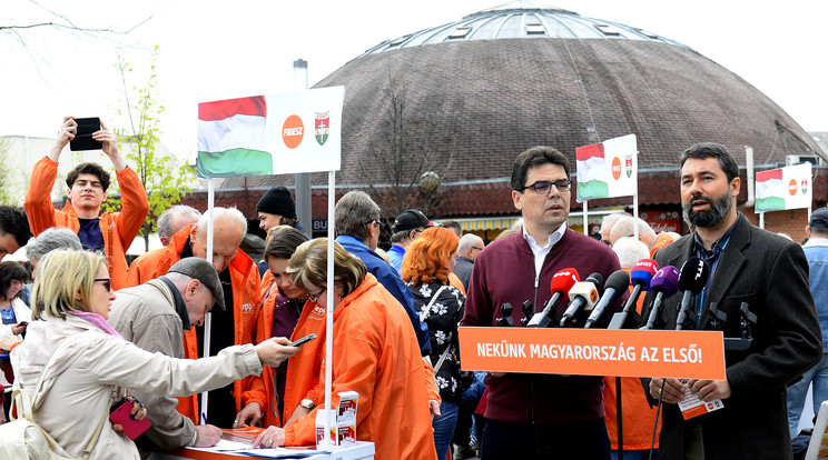 A Fidesz narancsszínbe öltözött aktivistái megszokottak az utcákon a választási kampány időszakában. Hidvéghi Balázs (jobbra) korábbi szóvivő is kivette a részét a mozgósításból /Fotó: MTI/Soós Lajos