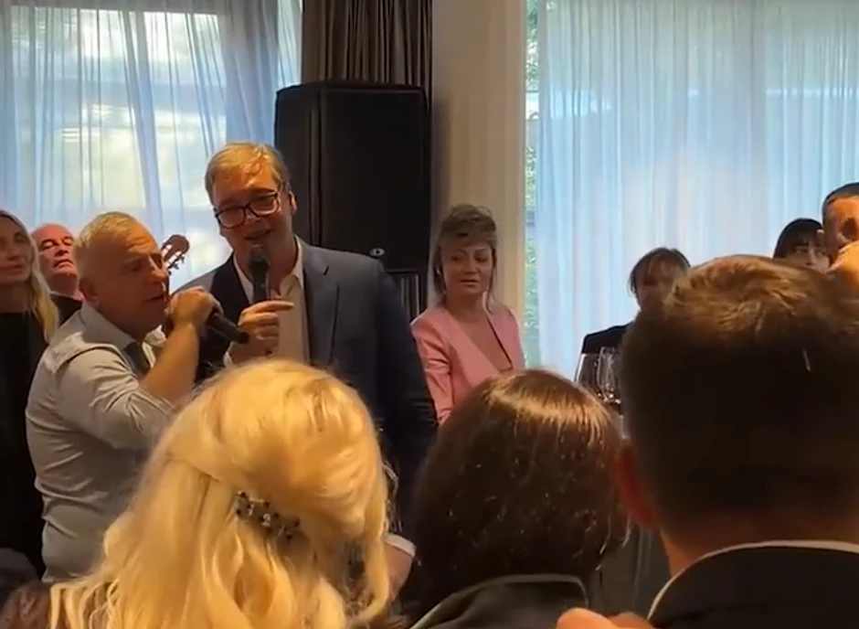 Vučić peva "A sad adio"