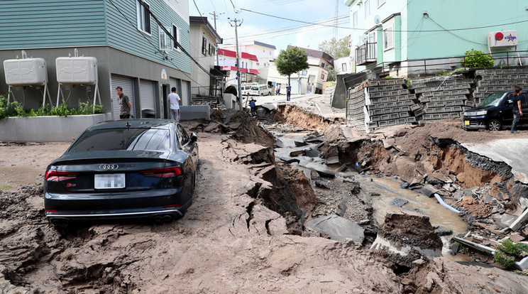 Már 16 halottja van a Japán földrengésnek, sokakat még mindig keresnek /Fotó: MTI-EPA-Jiji Press