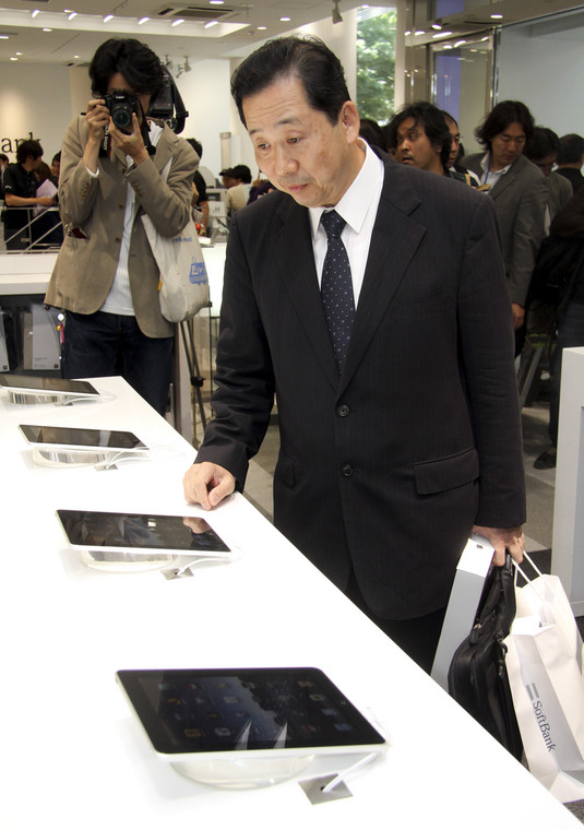 Koji Tezuka przygląda się iPadom w sklepie Softbank w Tokio