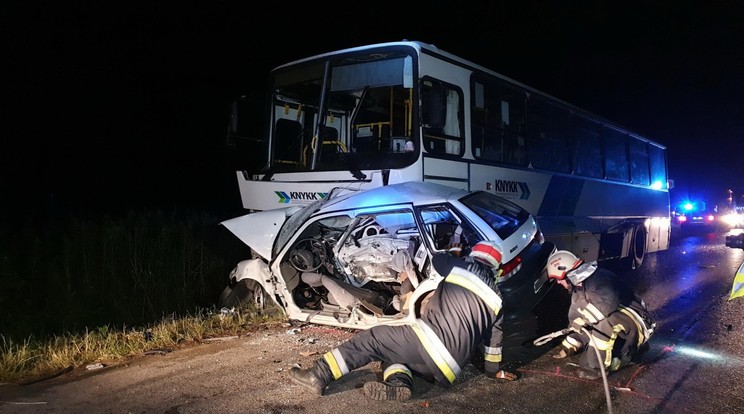 Az asszony Suzukija nagy sebességgel sodródott le az útról, majd csapódott a szemből érkező autóbusznak / Fotó: police.hu