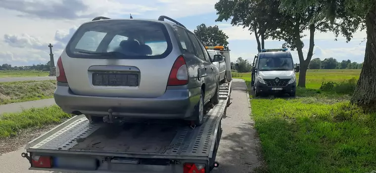 Inspektorzy ITD zaskoczyli kierowcę pytaniem. Przewoził auta do złomowania