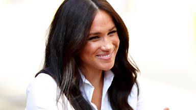 Meghan nie chce być perfekcyjna. Na oficjalnym spotkaniu pojawiła się w koszuli poplamionej mlekiem