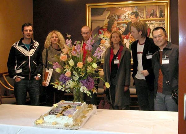 Ekipa Das Rat, ja oraz Koij w Sony nad tortem i kwiatkami