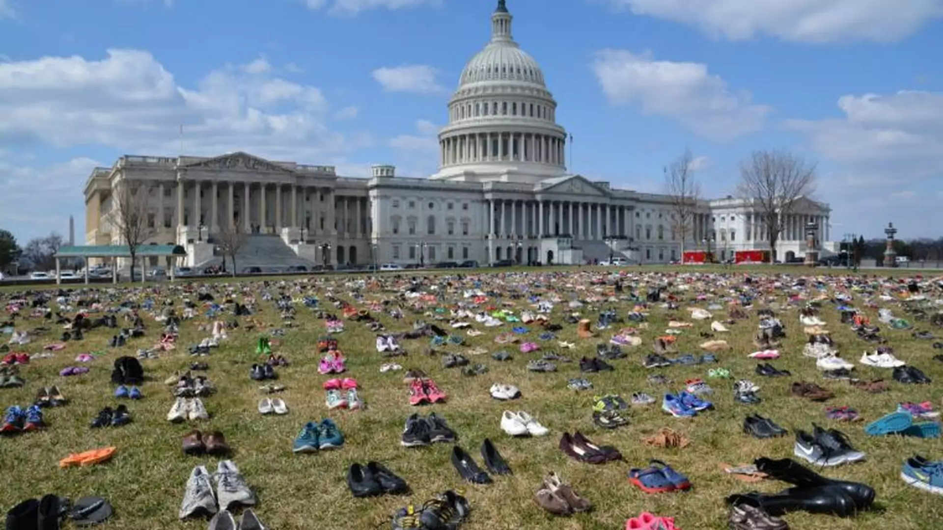 Siedem tysięcy par butów przed Kapitolem. Symboliczny i mocny gest protestujących