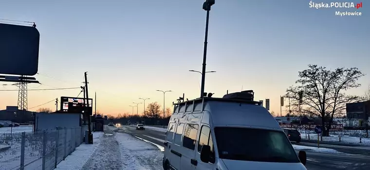 Policjanci zatrzymali się na poboczu i wysunęli maszt. Wpadło 49 osób [WIDEO]